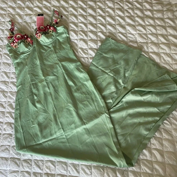Prettylittlething sage green satin floral Appliqué underwired - Picture 6 of 14